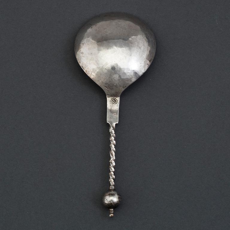 Oluf Jörgensen, (verksam i Bergen 1650-1700), sked med kulknopp, silver.