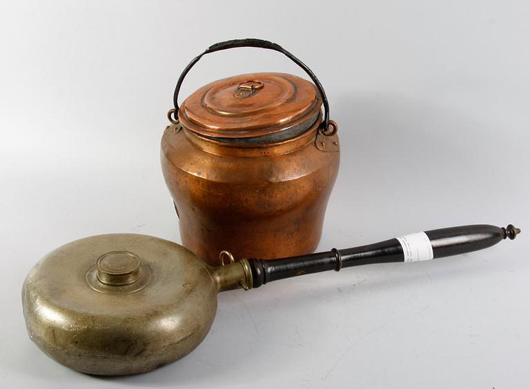 SÄNGVÄRMARE samt KÄRL MED LOCK. Tenn resp koppar.