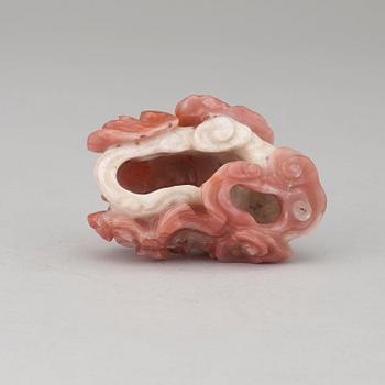 PENSELBAD med STÄLL, troligen agat samt skulpterat infärgat elfenben. Qing dynastin, troligen Qianlong (1736-95).