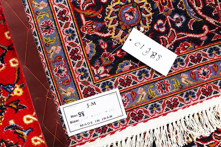 A carpet, Kashan, ca 298 x 202 cm.