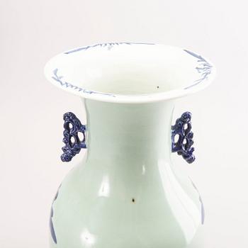 A Chinese porcelain vase around 1900.