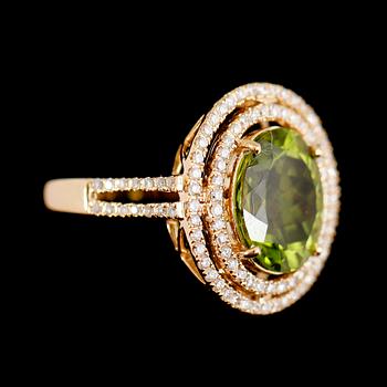 RING, 18 k guld, grön peridot 4.0 ct, diamanter tot 0.48 ct.