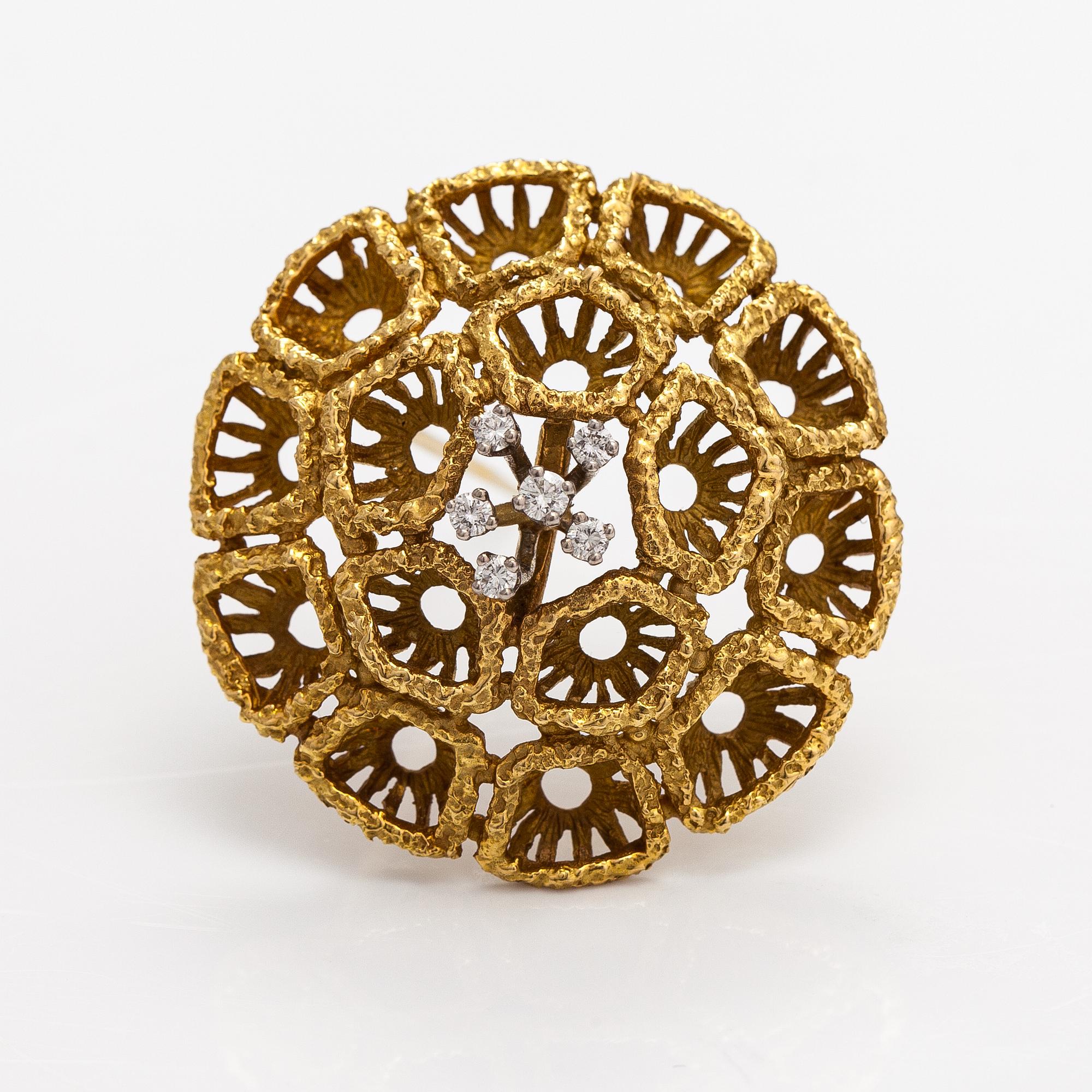 An 18Kgold brooch with diamonds ca. 0.16 ct in total.