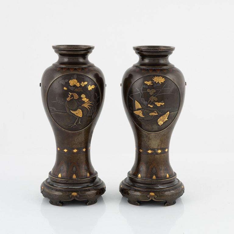 A pair of bronze vases, Japan, around 1900.