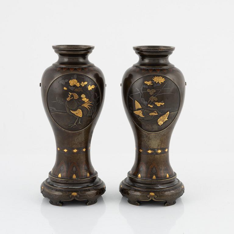 A pair of bronze vases, Japan, around 1900.