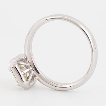 RING, med prinsesslipad diamant och briljanter.
