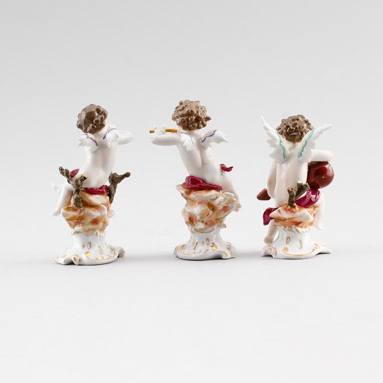 FIGURER, 3 st, porslin, bl a Neapel, 1900-talets första hälft.