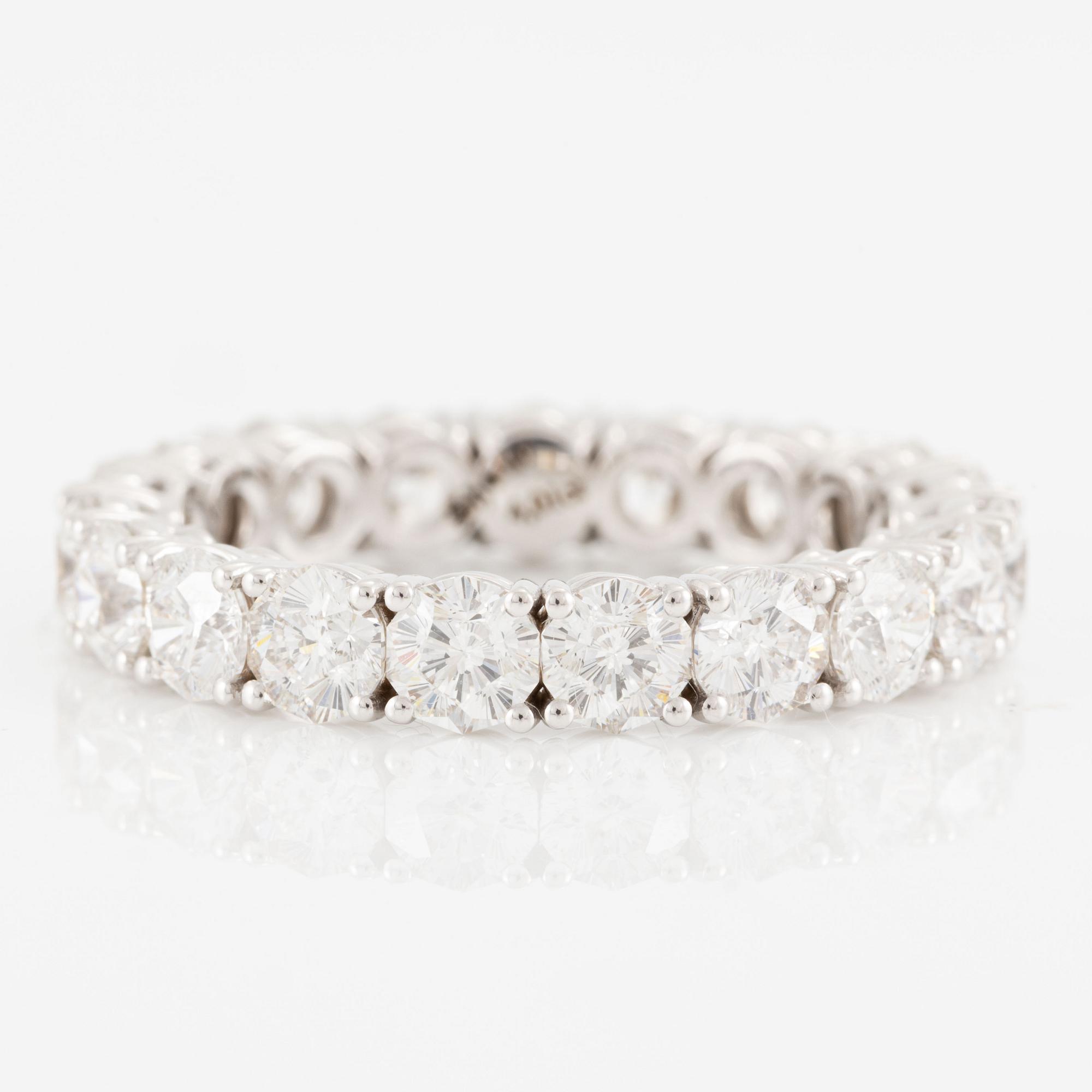 Ring, full eternity, 18K white gold set with fancy-cut diamonds.
