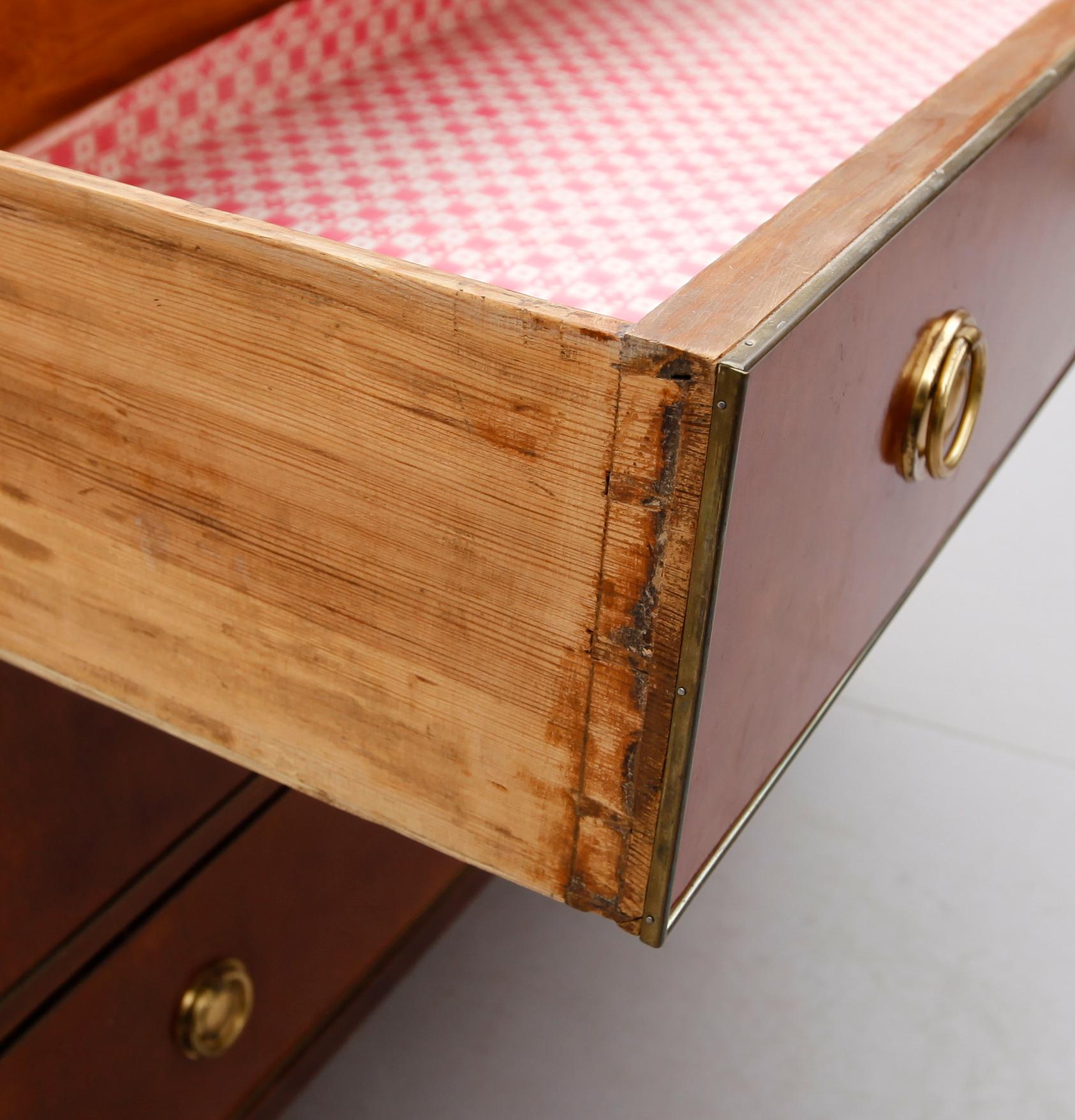 BYRÅ, sengustaviansk, omkring år 1800.