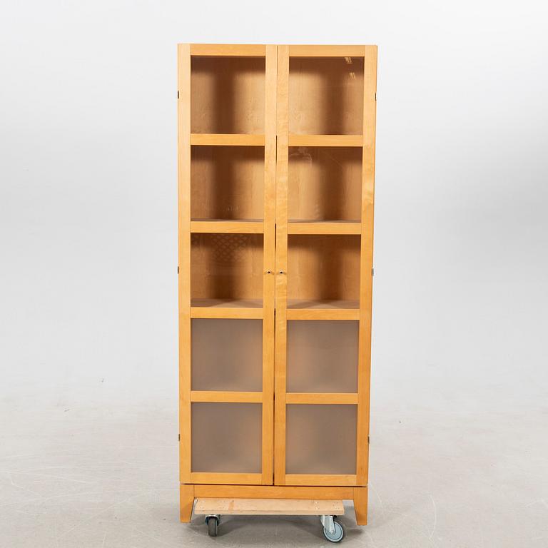 Vitrinskåp, Marit Stigsdotter ”Allegro”, Stolab 2004.