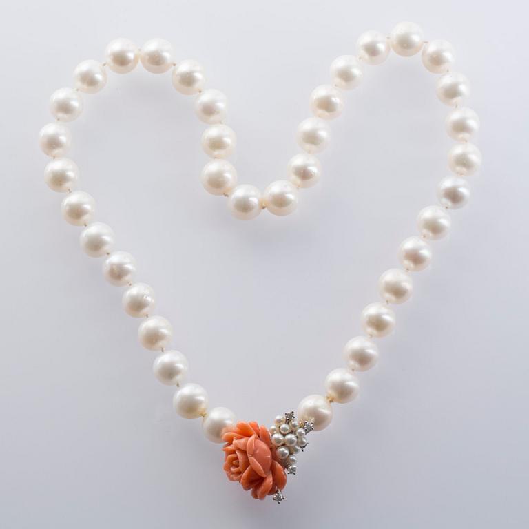 COLLIER SAMT BROSCH, odlade South Sea pärlor, löstagbar lås/brosch i korall med briljantslipade diamanter.