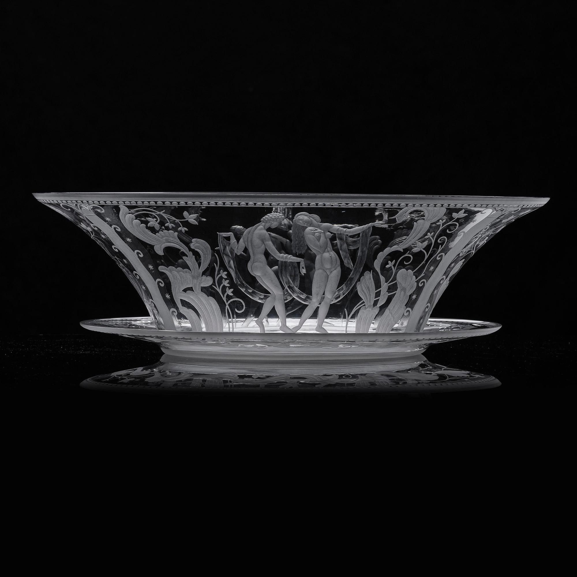 Simon Gate, an engraved Swedish Grace glass bowl on a plate, Orrefors, Sweden 1926, model 147.