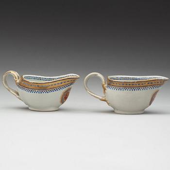 A pair of export sauce boats, Qing dynasty, Jiaqing (1796-1820).