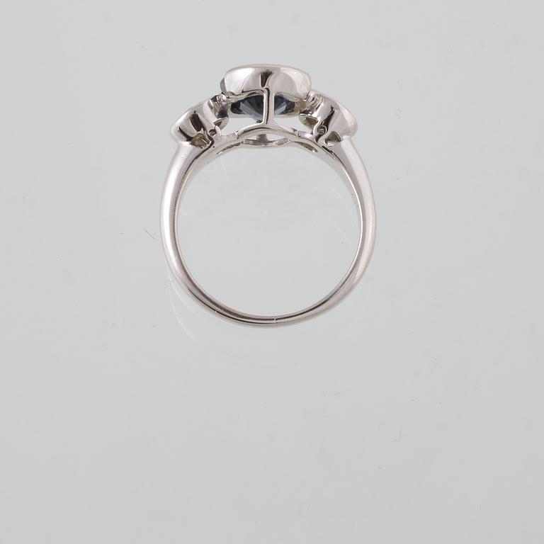 RING, 18k vitguld, med blå safir ca 2.50 ct och 2 briljantslipade diamanter, tot 0.30 ct, Alessandria, Italien, Vikt 5 g.