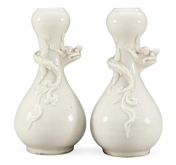 A pair of blanc de chine vases, late Qing dynasty (1644-1912).