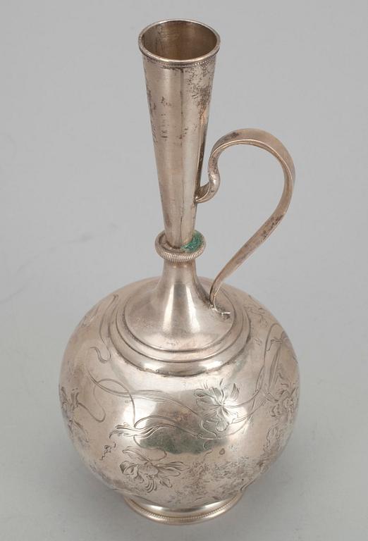 VODKAKARAFF, silver, Ryssland, sekelskiftet 1800/1900-tal. Tot vikt ca 508 g.