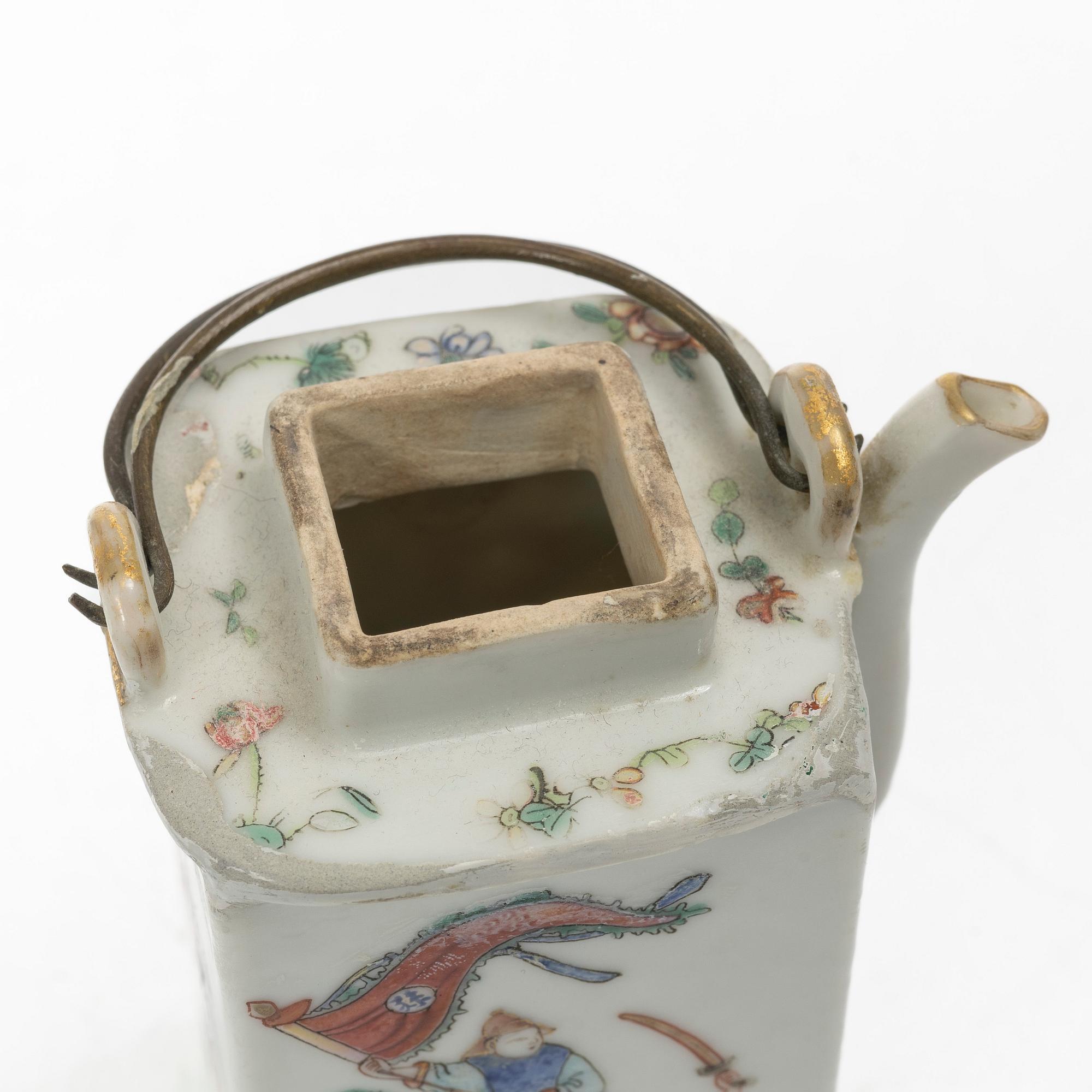 Tesdosa, porslin, Kina, 1700-tal samt tekanna, porslin, Kina, 1800-tal.