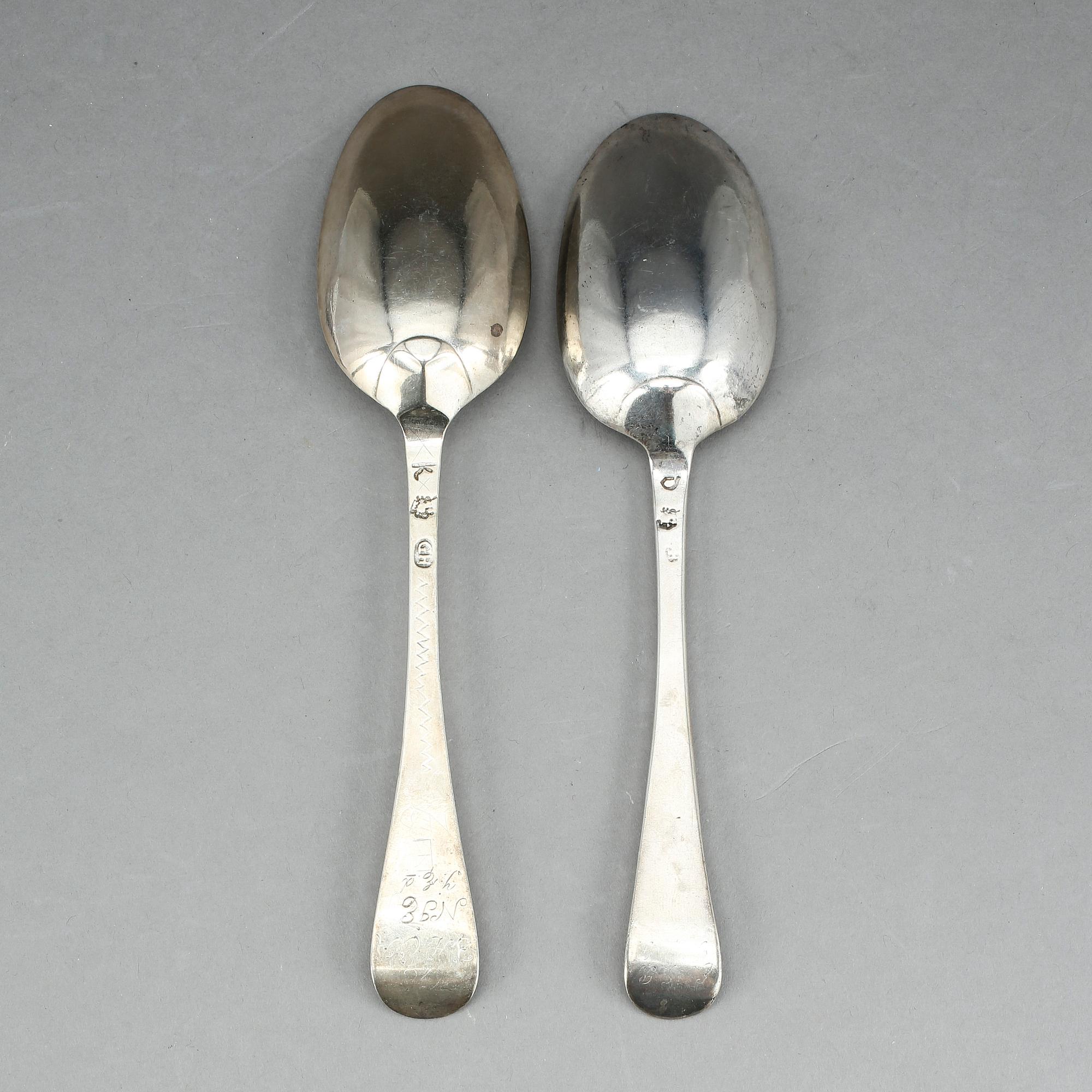 MATSKEDAR, 2 st snarlika, Gustaf Henning, Stockholm 1740 och 1746. 111 gram.