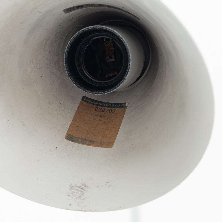 Arne Jacobsen, golvlampa, "AJ", Louis Poulsen, Danmark.