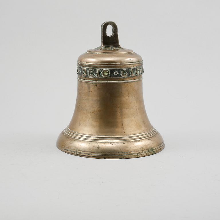 KLOCKA, mässing, daterad 1658, möjligen senare avgjutning.