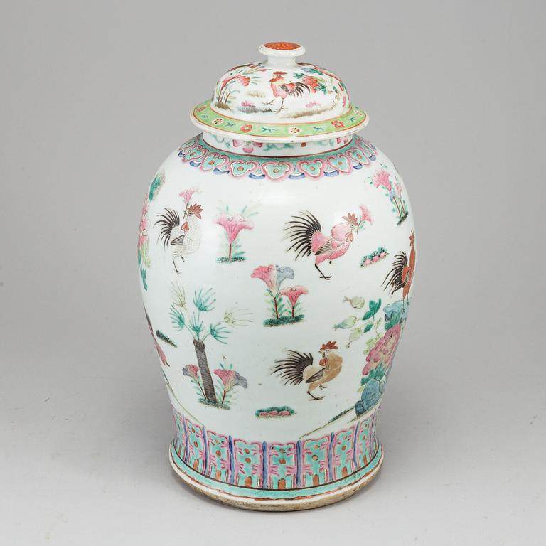 A large famille rose vase with cover, Qing dynasty, late 19th century.