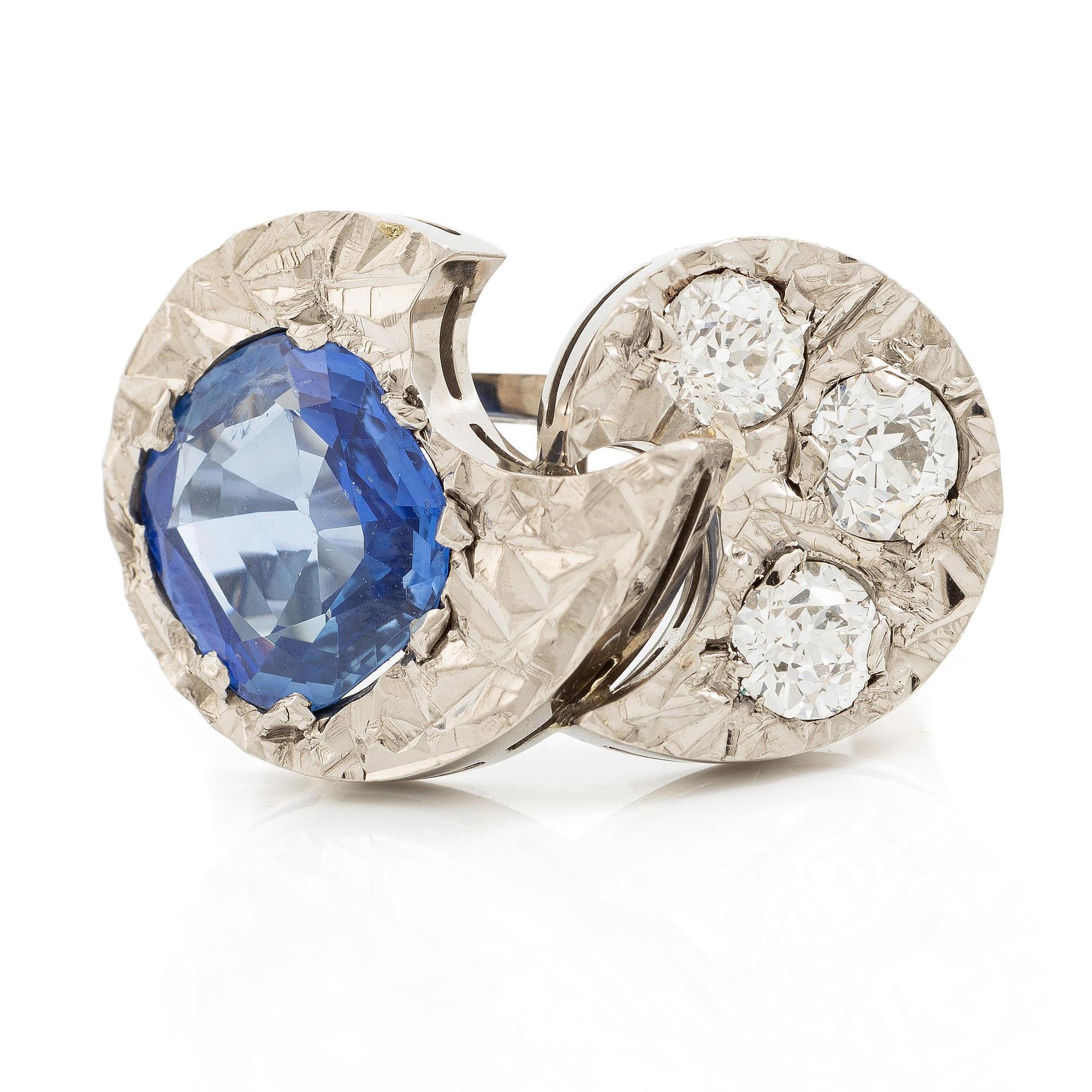 Ring 18K vitguld med en fasettslipad safir och gammalslipade diamanter.