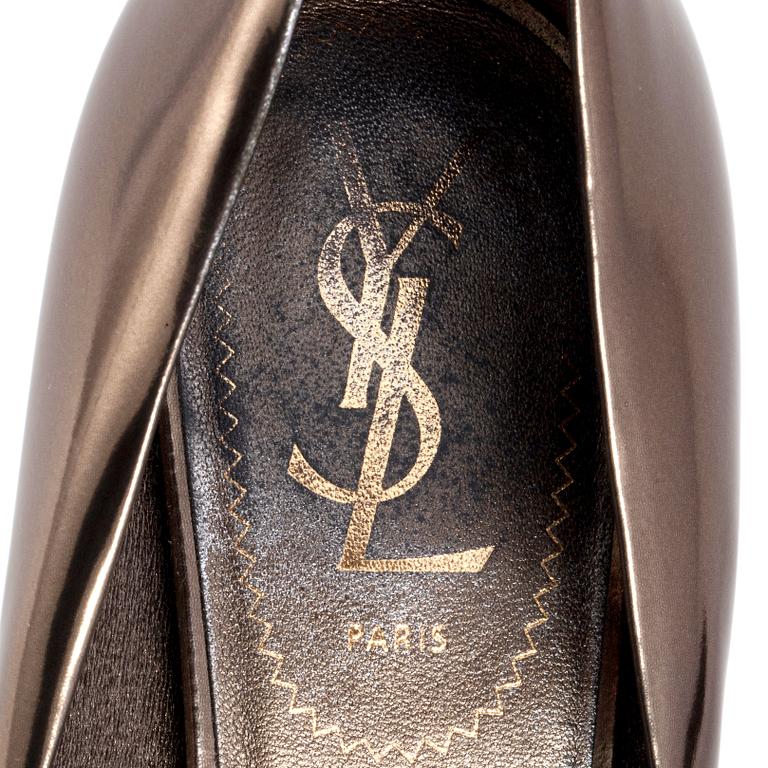 YVES SAINT LAURENT, a pair of ladies pumps. Size 37 1/2.