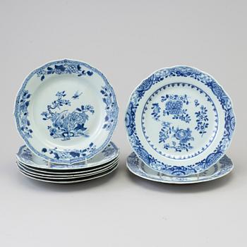 A set of eight (6+2) blue and white dinner plates, Qing dynasty, Qianlong (1736-95).