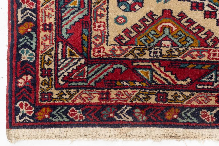 Gallry carpet, ca 310 x 83 cm.