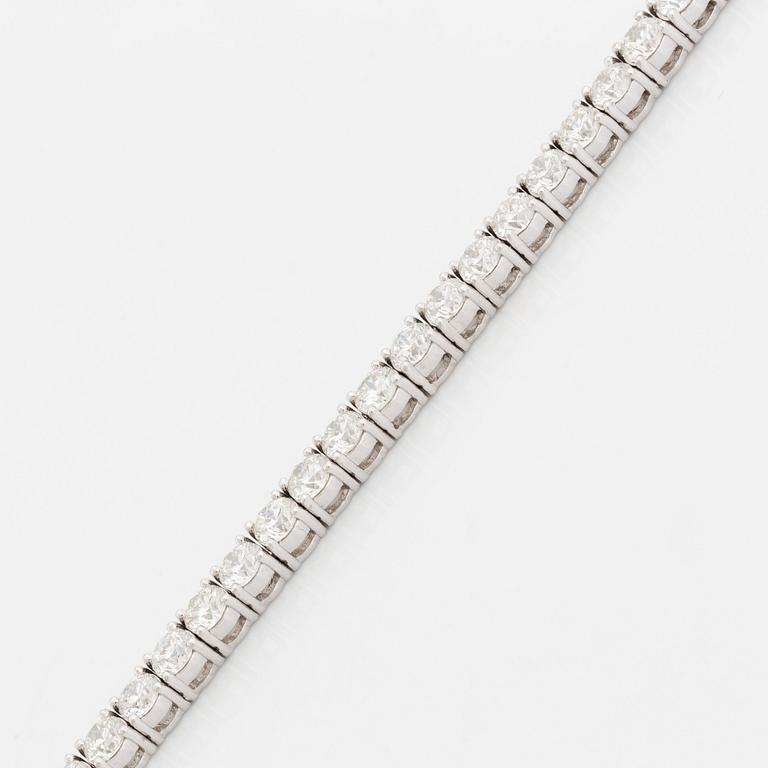 An 18K white gold bracelet set with round brillliant-cut diamonds.