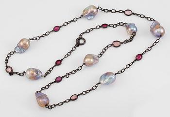 COLLIER, silver, barocka sötvattenspärlor, rubiner och rubeliter.