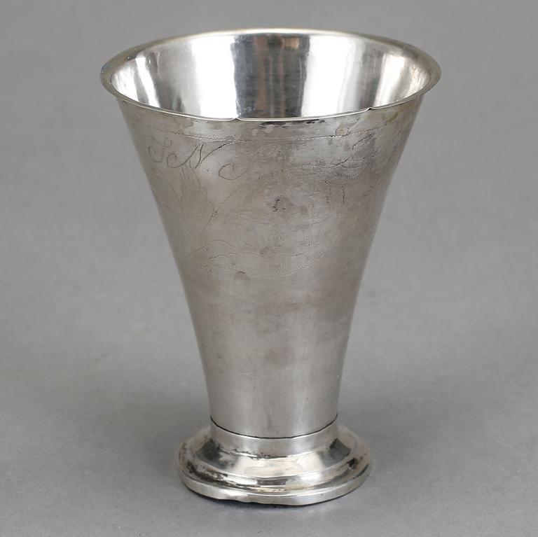 BÄGARE, silver. Troligen Lars Löfgren, Hudiksvall. Omkring 1800. Vikt ca 19,7 g.