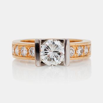 1099. RING med briljantslipade diamanter, mittsten ca 1.30ct, kvalitet ca J-K/VVS.
