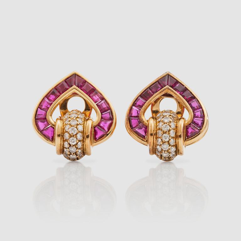 ÖRHÄNGEN, Bulgari, med carré-slipade rubiner samt briljantslipade diamanter.