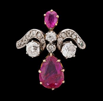 997. RING, droppslipade rubiner med antikslipade diamanter, tot. ca 0.50 ct. 1890-tal.