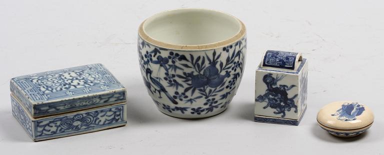 PARTI KINESISKT PORSLIN, 4 delar, Kina, Qing.