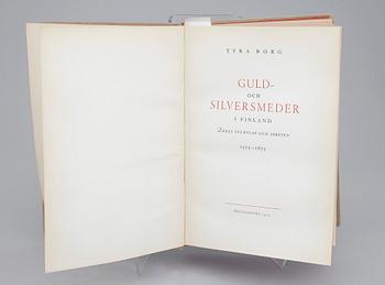 BÖCKER, 2 st, bla "Guld- och silversmeder i Finland" av Tyra Borg, Helsingfors 1935.