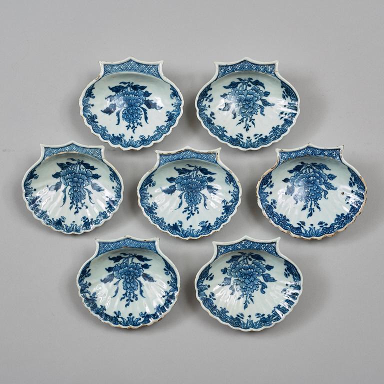 A set of seven blue and white butter shells, Qing dynasty, Qianlong (1736-95).