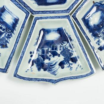 A nine piece Chinese export blue and white cabaret, Qing dynasty, Qianlong (1736-95).