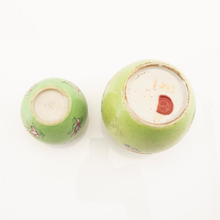 Urnor, två stycken, porslin, Kina, omkring 1900.