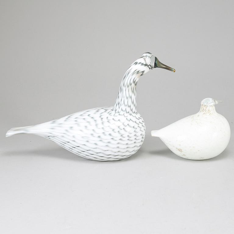 OIVA TOIKKA, two glass birds "Whooper swan" and "Snow-Grouse" signed O. Toikka Nuutajärvi.