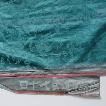 A BOLT OF SILK, uncut. Late Qing dynasty, (1644-1912).