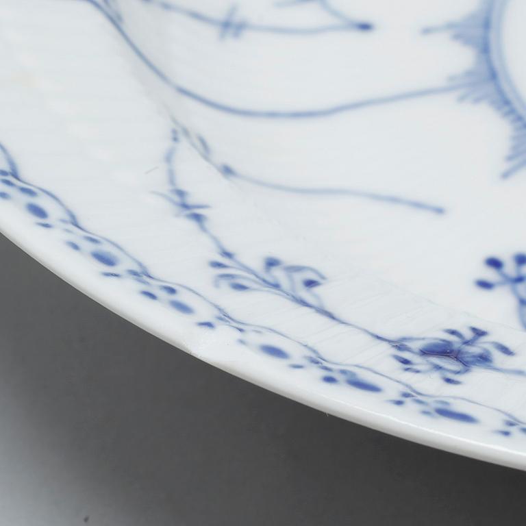 A porcelain tableware set of 92 pcs, "Musselmalet" by Royal Copenhagen, Denmark, second half of the 20th century.