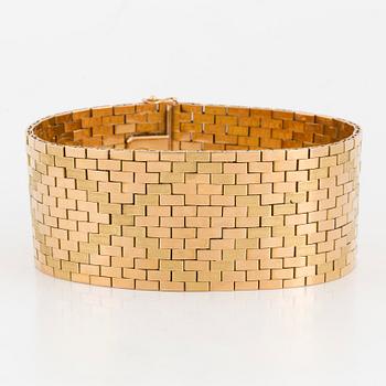 An 18K gold bracelet.