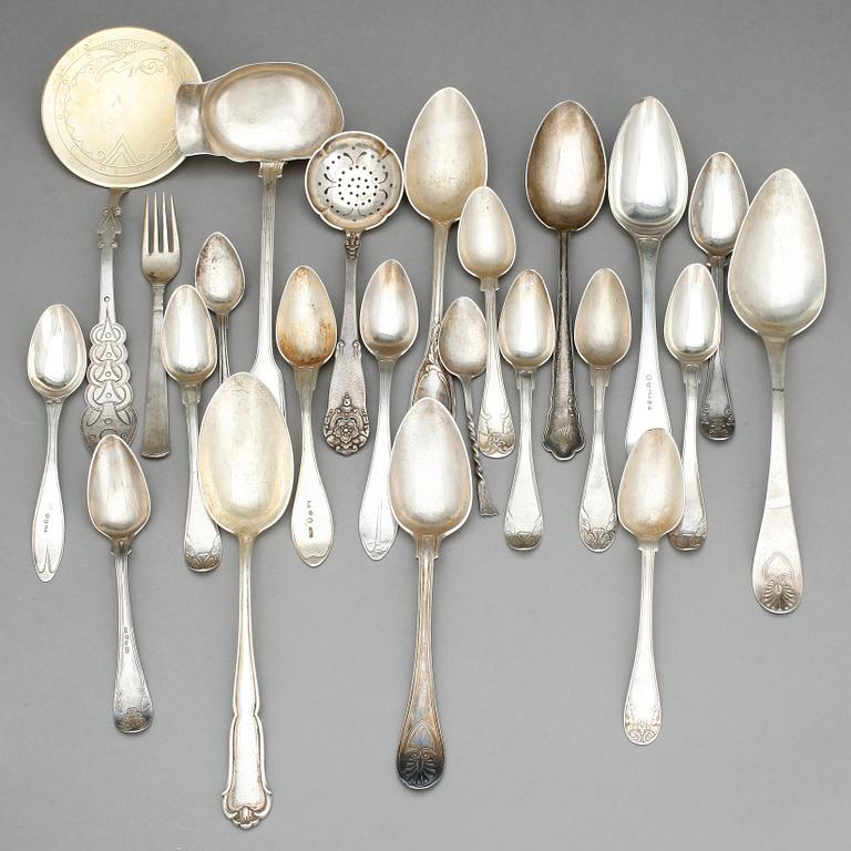 PARTI BESTICK, 33 delar, silver, olika mästare och modeller, 1800 samt 1900-tal. Vikt ca 750 g.