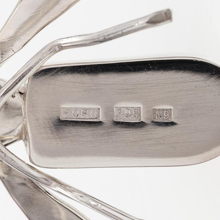 KAULAKORU ”Pistiäinen”, sterlinghopeaa, dichroiclasia. Ru Runeberg 2019.