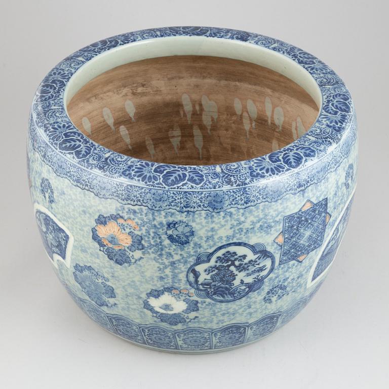 A Japanese flower pot, first half of the 20th century.