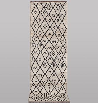 Gallerimatta, Marocko, ca 286 x 86 cm.