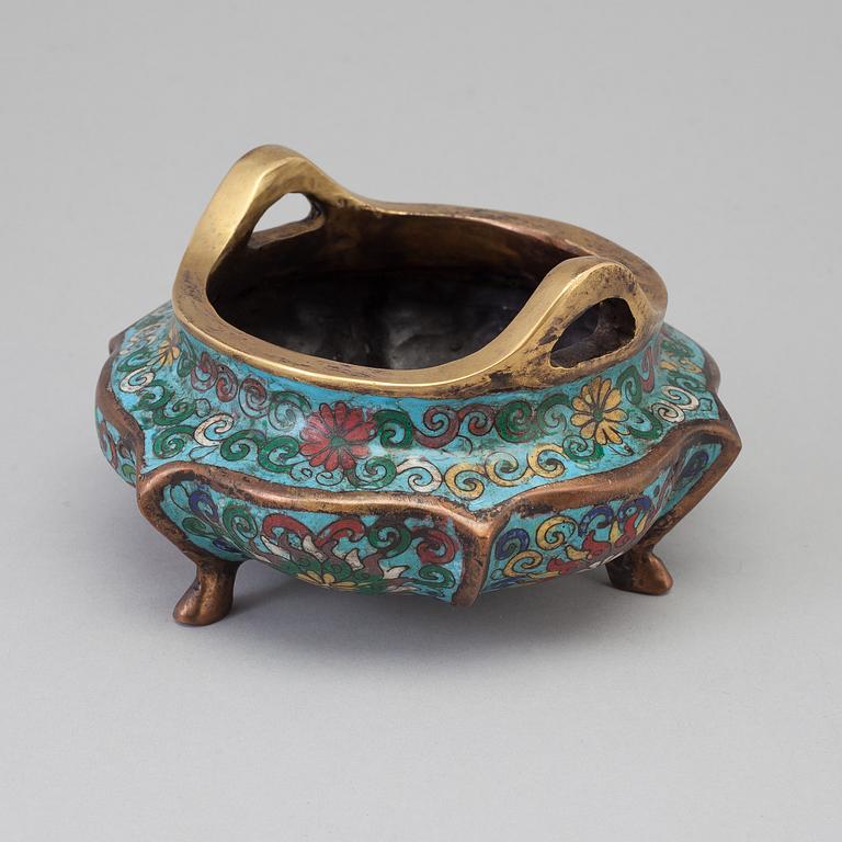 A Chinese cloisonné incense burner, early 20th century.