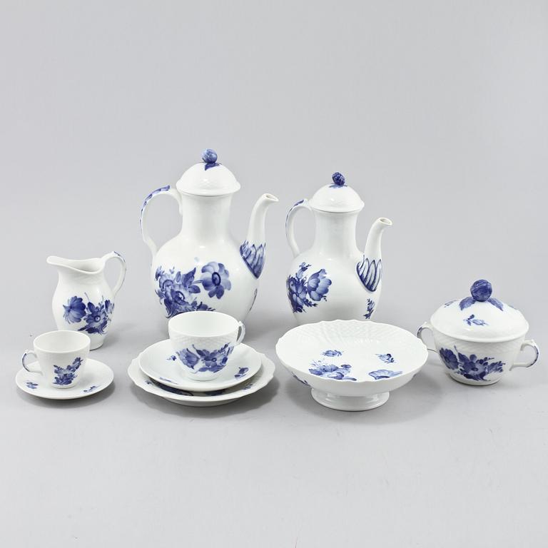 SERVISDELAR, "Blå Blomst", 37 delar, Royal Copenhagen, 1900-talets mitt.